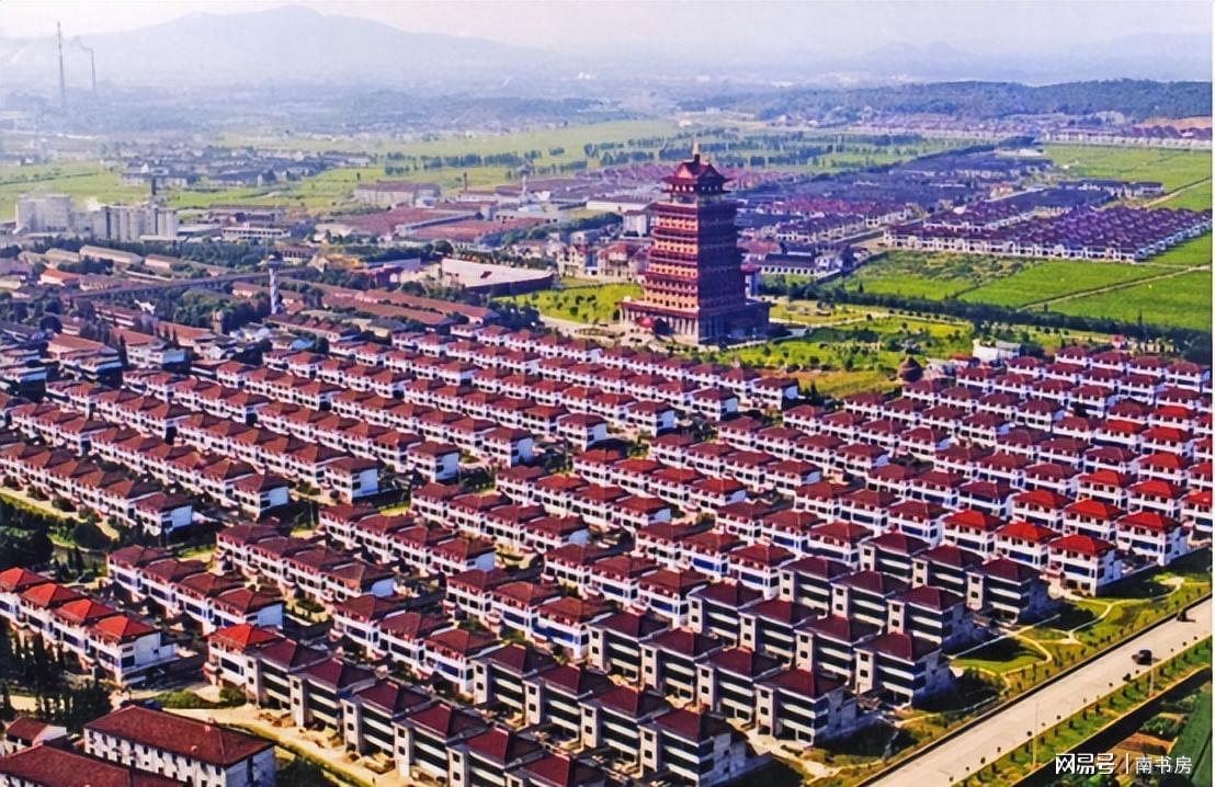 2008年北京奥运前夕，有关单位给华国锋门票，华：我老了，不去了