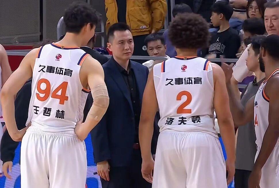 开云-上海男篮14连胜,卢伟赛后发言体现智慧,洛夫顿引卢伟不满被喷!